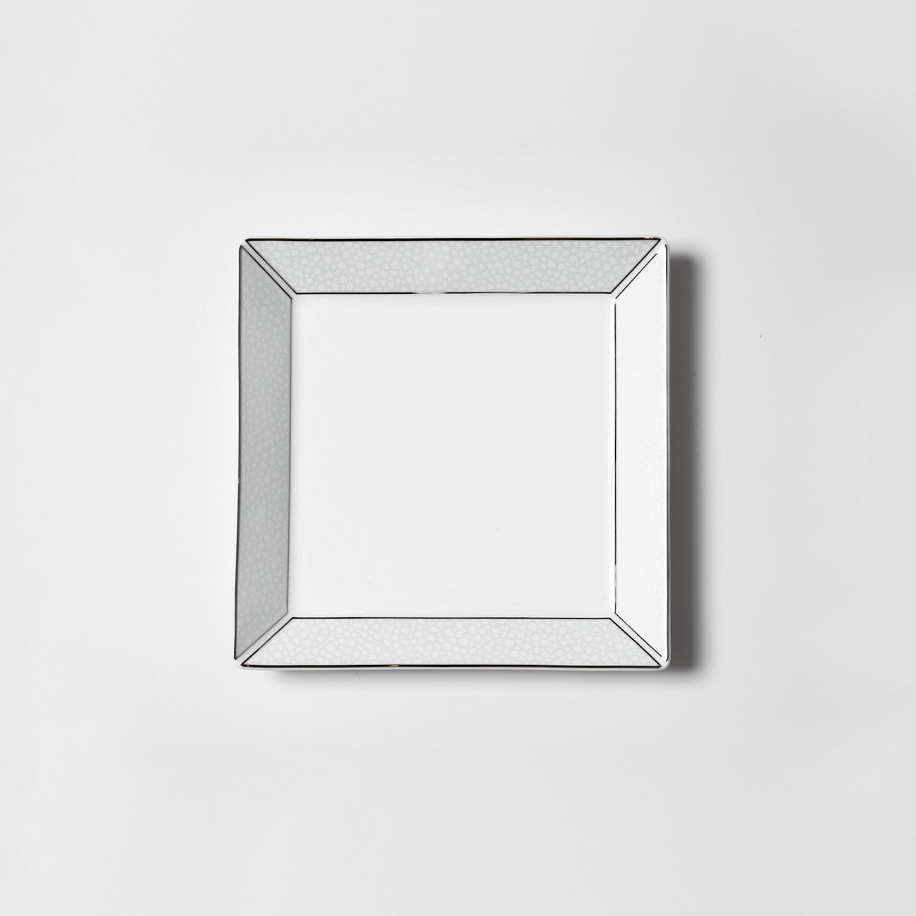 WHITE 22.5cmスクエアプレート