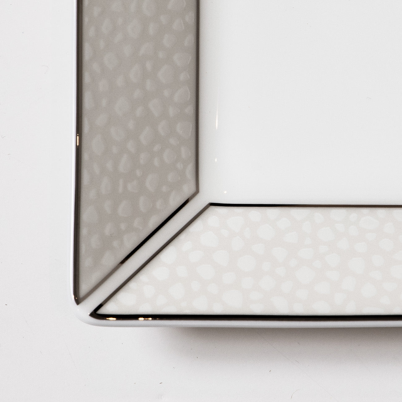 WHITE 22.5cmスクエアプレート