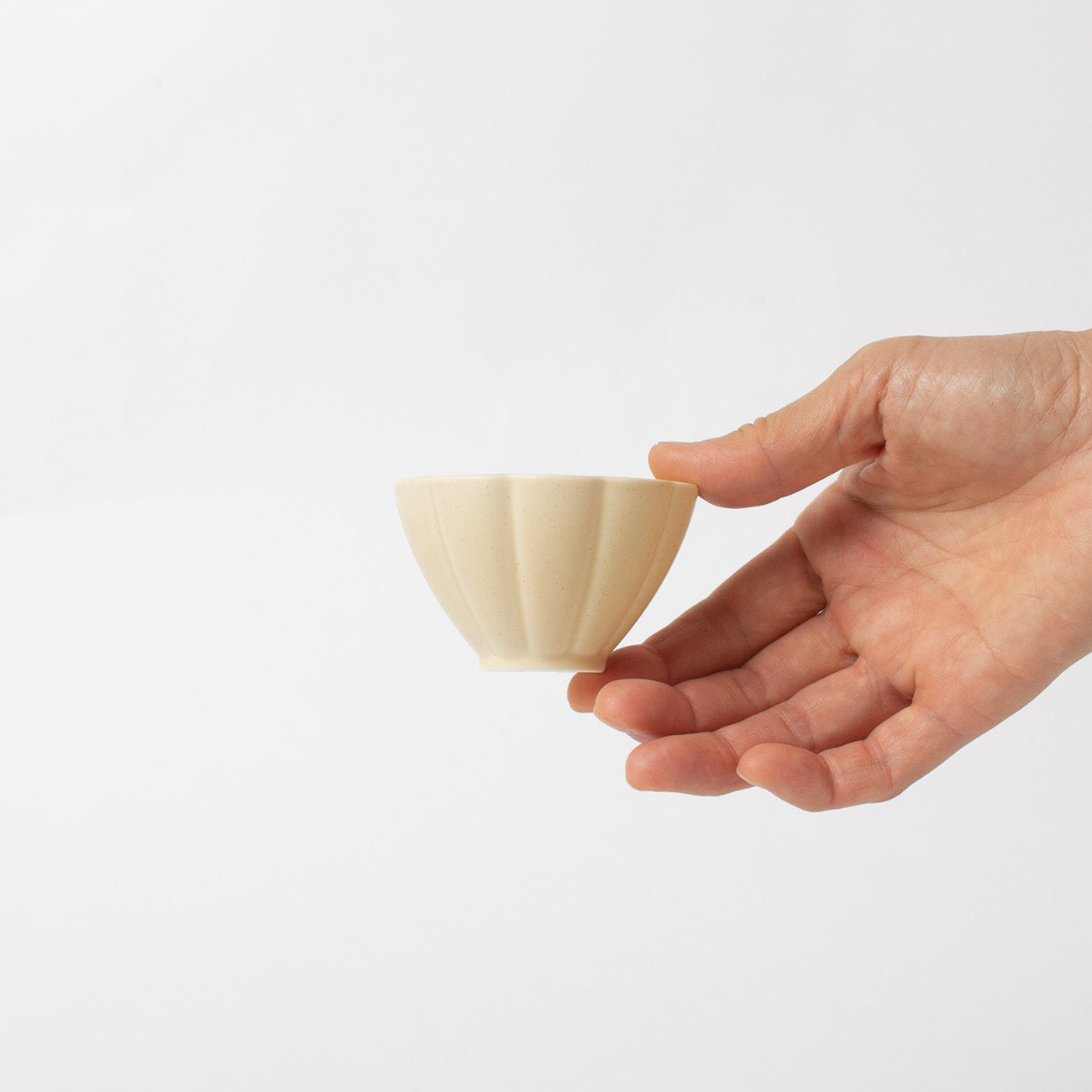 7cm菊型ボール (90cc) クリーム