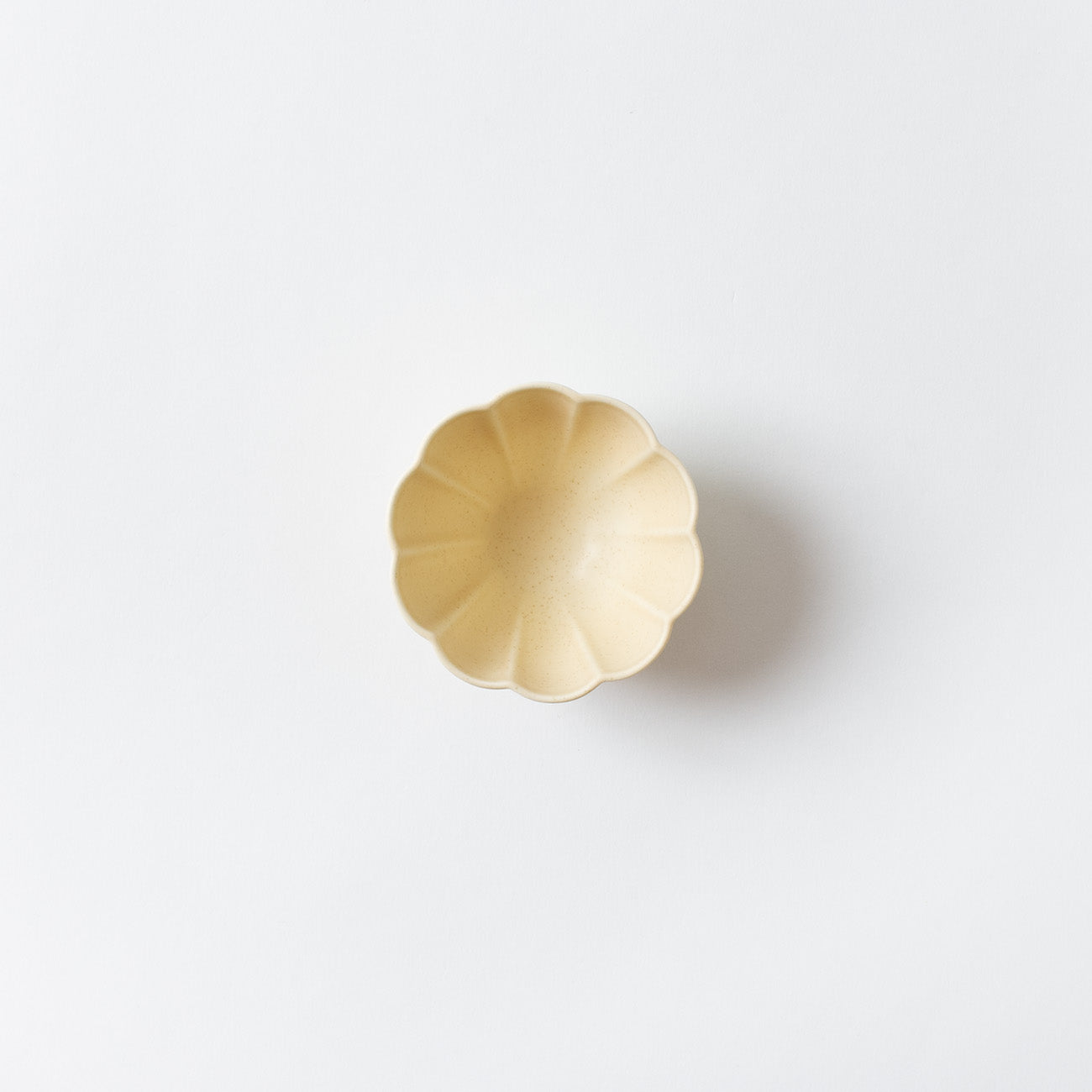 7cm菊型ボール (90cc) クリーム